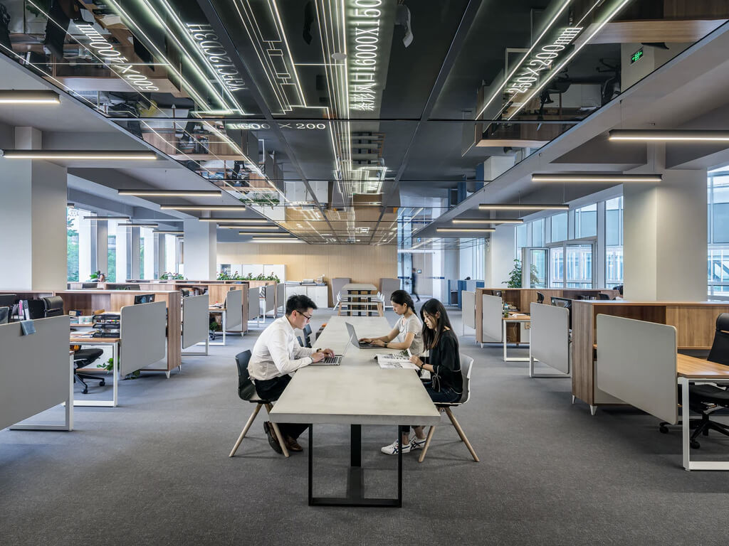 Equipo de desarrollo trabajando en soluciones digitales